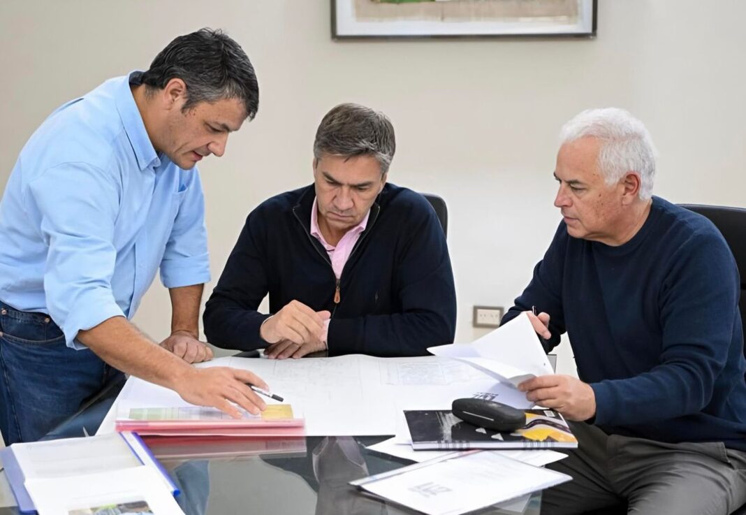 Trabajos de tendido eléctrico en zona rural del Chaco