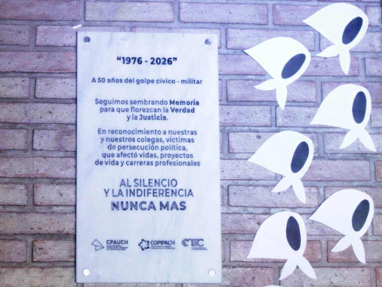 Acto de inauguración de placa conmemorativa en el Colegio Profesional de Arquitectura y Urbanismo del Chaco.