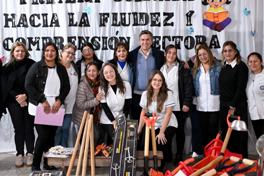 Estudiantes y docentes en la huerta escolar de la EEP 51 de Selvas del Río de Oro con herramientas de jardinería