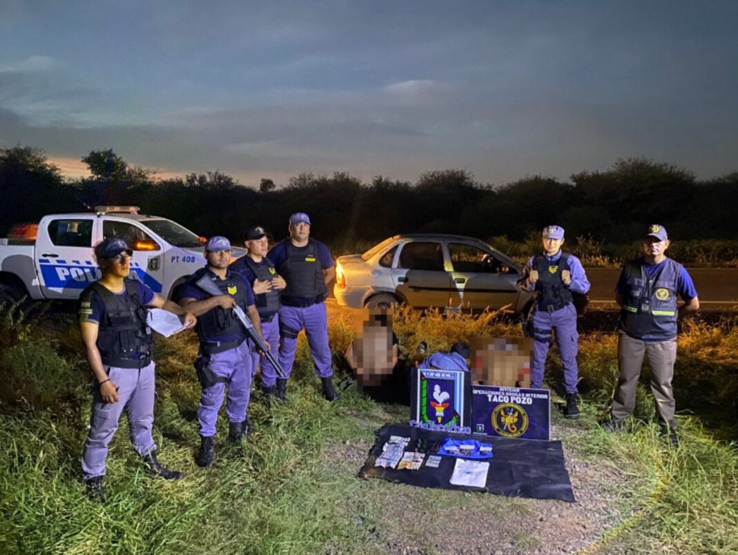 Efectivos policiales durante un procedimiento de seguridad en ruta