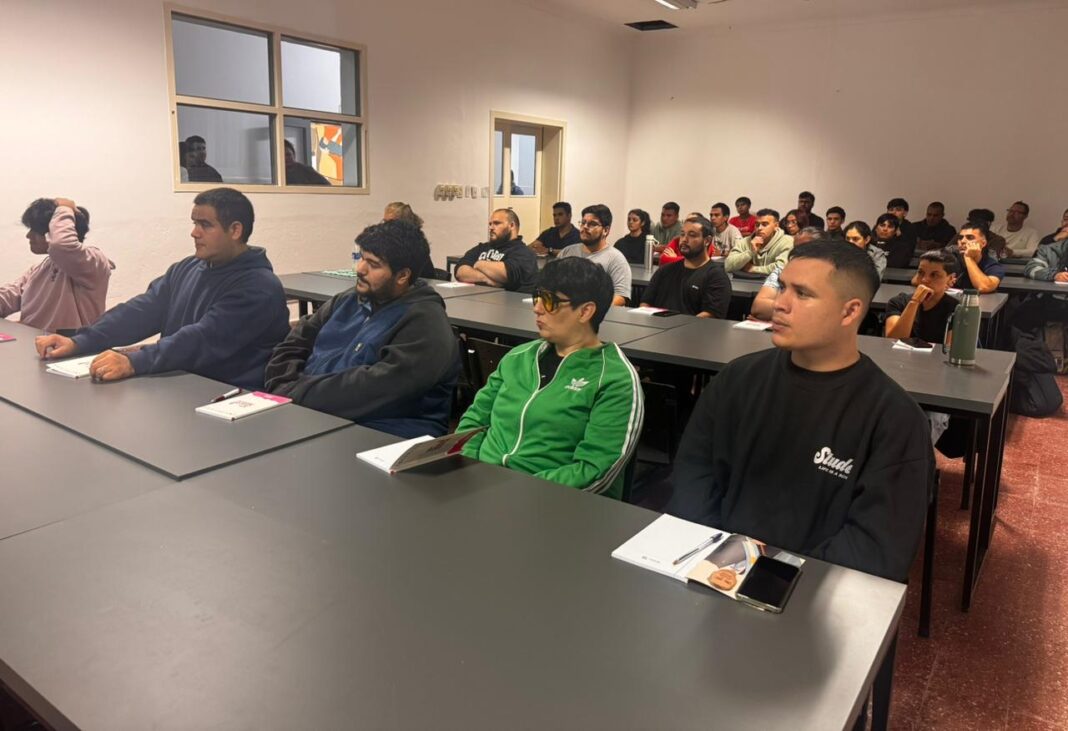 Participantes en el curso de reparación de equipos informáticos del programa Soy Chaco Trabajo