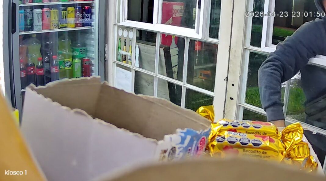 Policía en la puerta de un kiosco en Resistencia durante intervención por intento de hurto