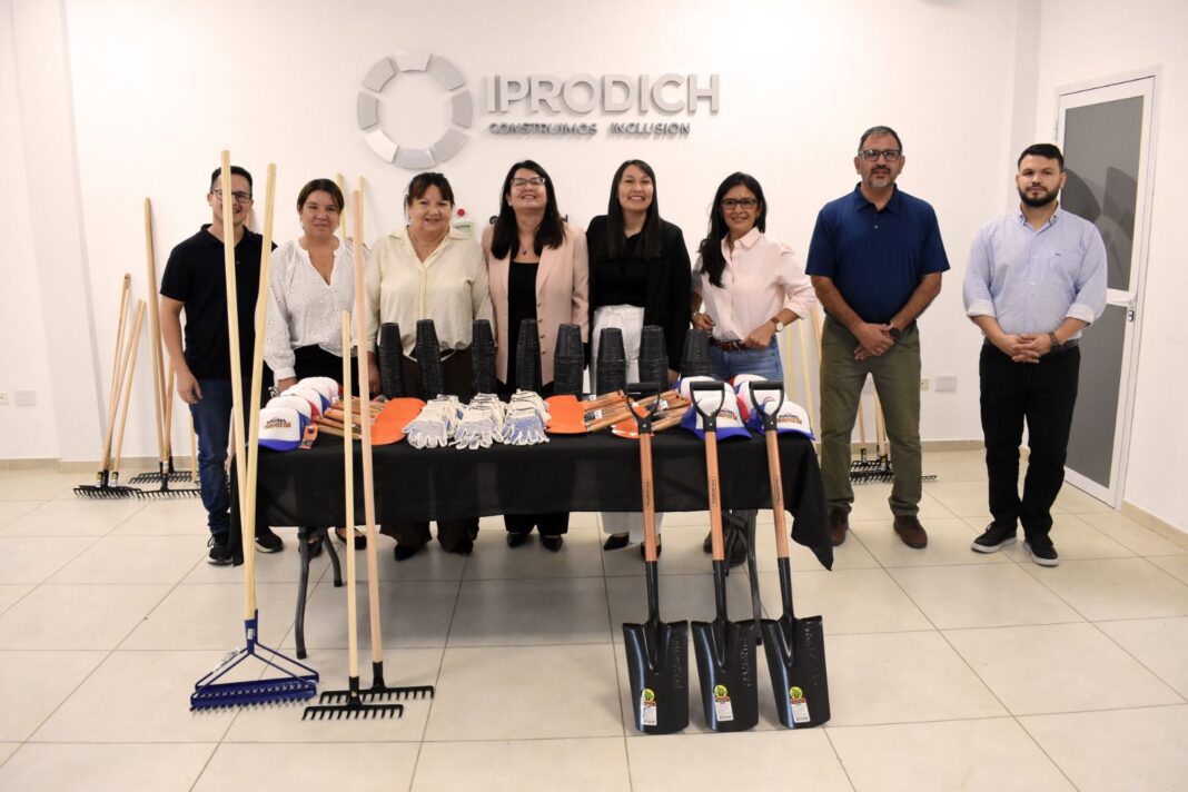 Entrega de herramientas de jardinería por parte del IPRODICH a jóvenes en formación.