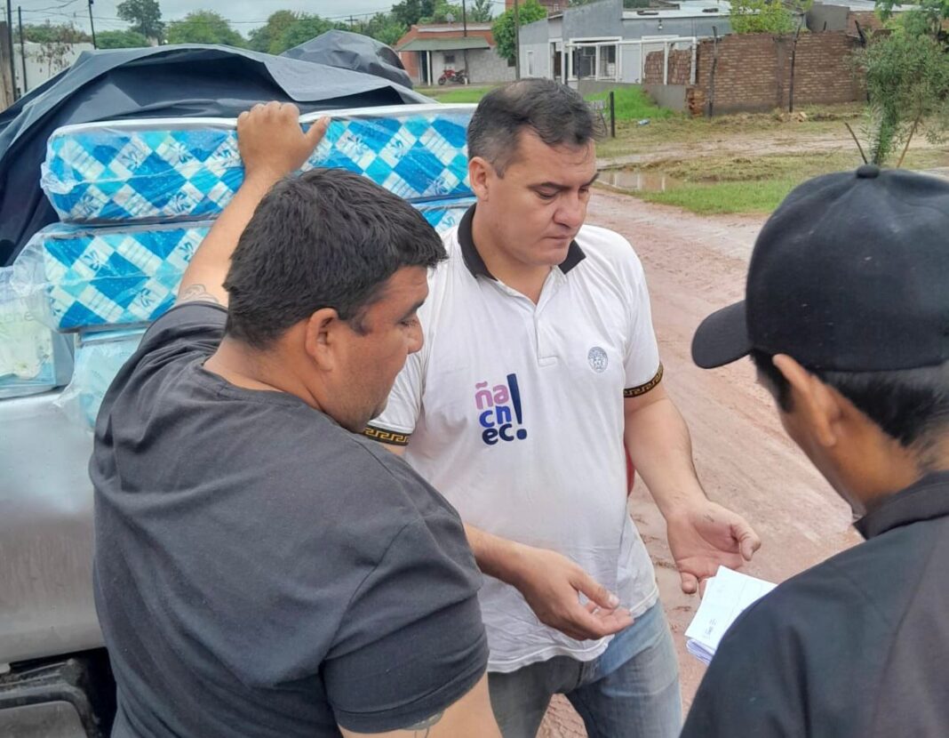 Entrega de módulos alimentarios a familias afectadas por lluvias en Juan J. Castelli, Chaco