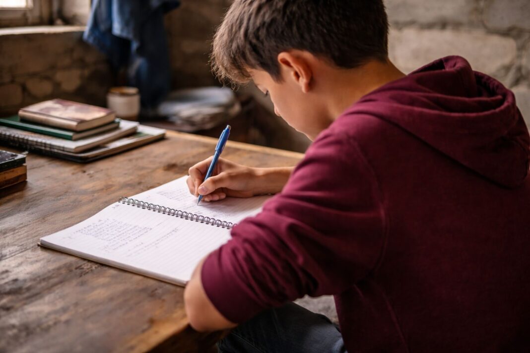 Ilustración simbólica de una familia acogiendo a un adolescente.
