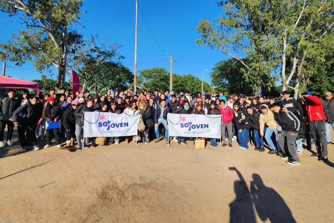 Jóvenes participando en un fogón cultural en La Verde, provincia del Chaco