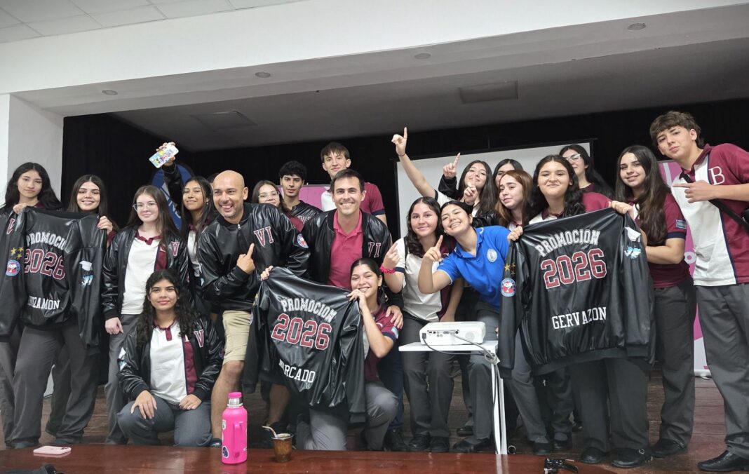 Grupo de jóvenes estudiantes participando de una capacitación en un aula del Chaco