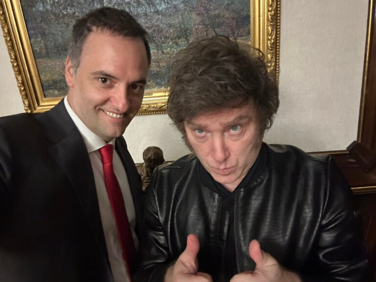 Ilustración de una reunión de trabajo en un escritorio con documentos oficiales.