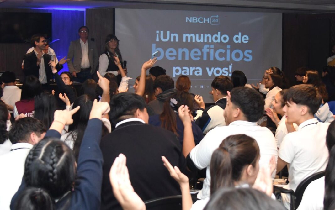 Estudiantes en el auditorio del NBCH durante el taller de educación financiera
