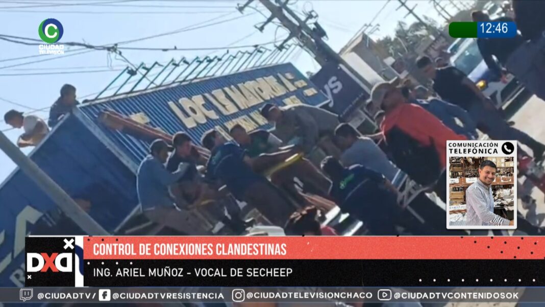 Ambulancia en la puerta de un comercio mayorista en avenida Castelli al 3200, Resistencia, tras accidente eléctrico