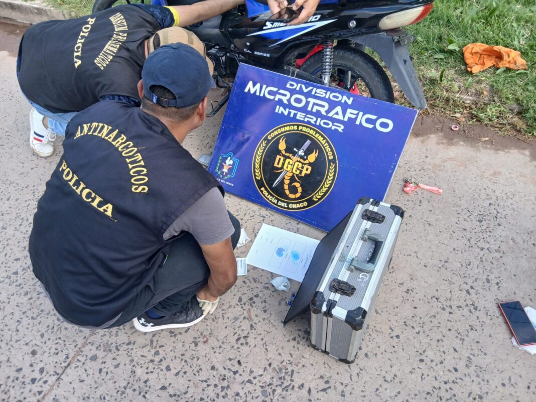 Ilustración de un operativo policial antidrogas en una calle de la ciudad.