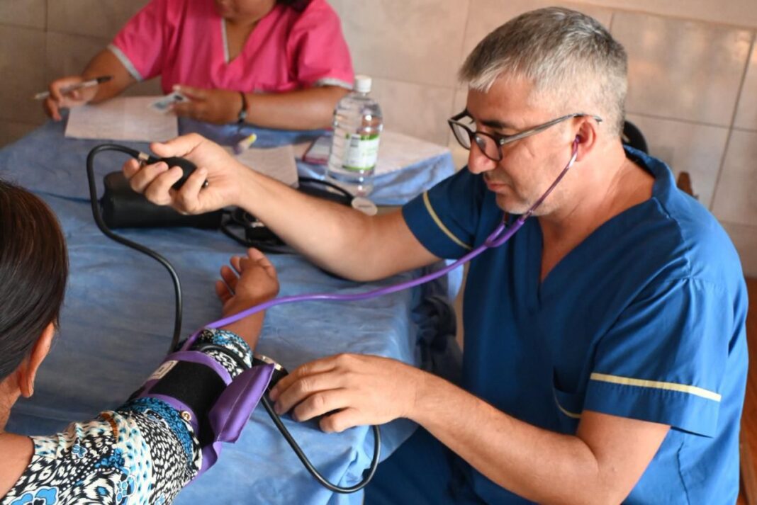 Profesionales de la salud atendiendo a pacientes durante el operativo en Miraflores, Chaco.