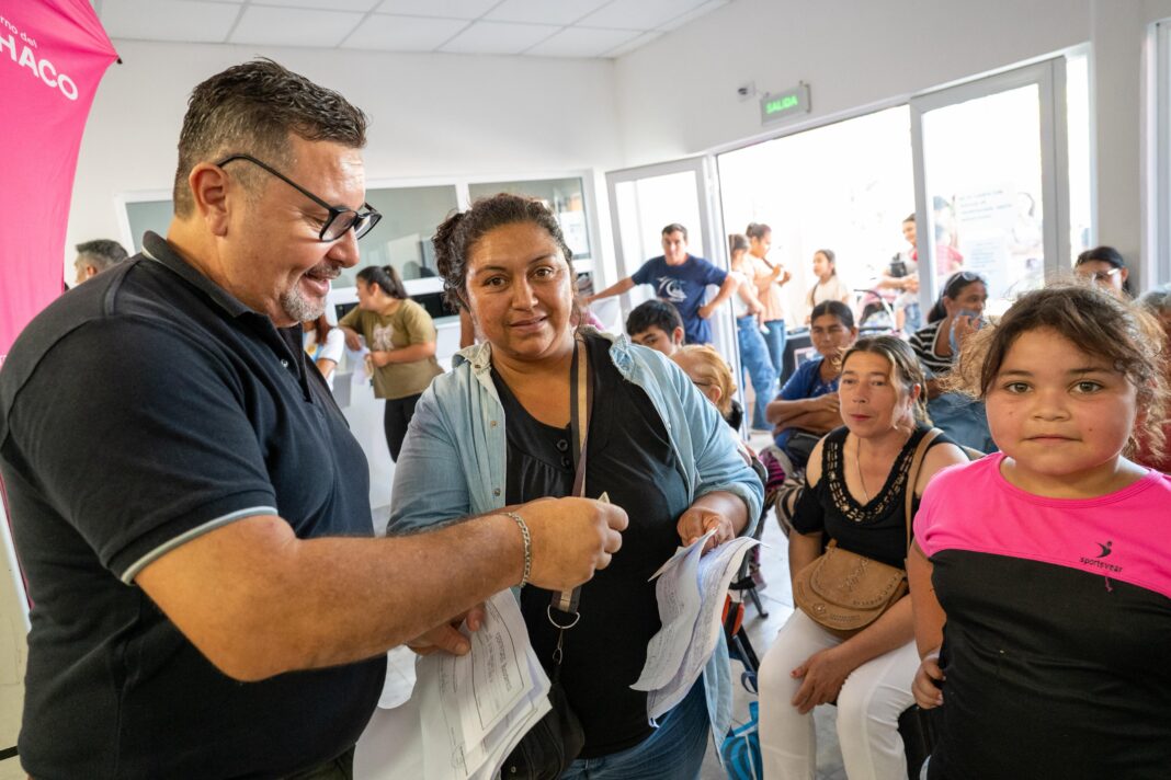 Personal de salud atendiendo a pacientes durante el operativo en Presidencia Roca, Chaco.