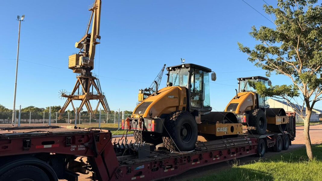 Puerto de Barranqueras con maquinarias de compactación y retroexcavadora recién llegadas desde India