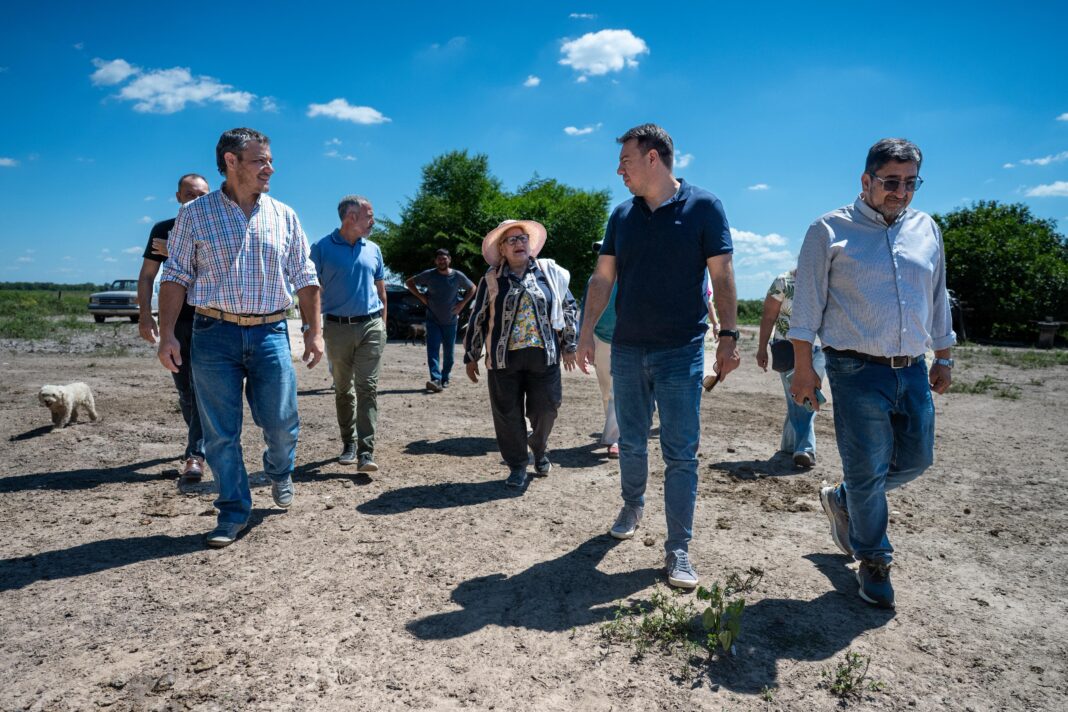 Trabajos de electrificación rural en una zona de monte chaqueño