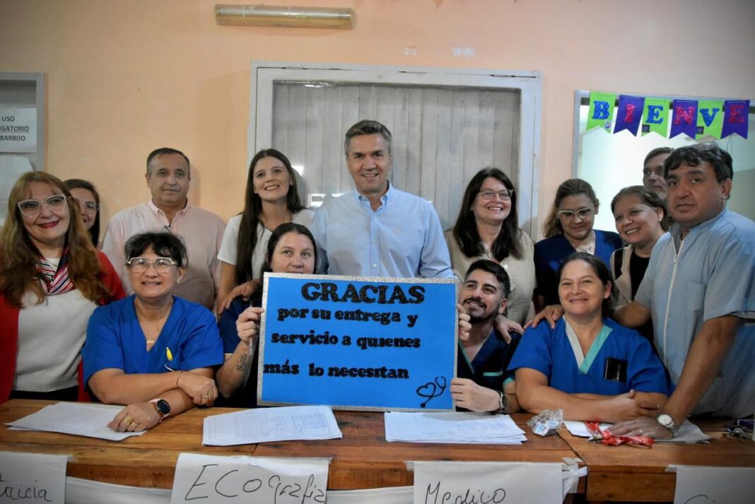 Profesionales de la salud durante un operativo sanitario en el Chaco