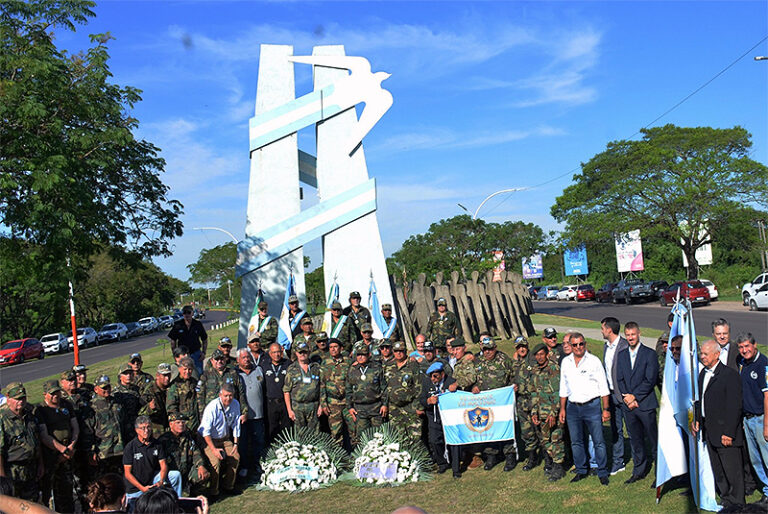 Veteranos y autoridades durante el acto conmemorativo del 44° aniversario de Malvinas en Resistencia, Chaco.