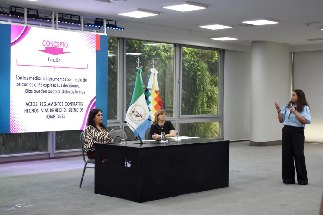 Agentes municipales participando en una jornada de capacitación en el Salón Obligado de Casa de Gobierno, Resistencia.