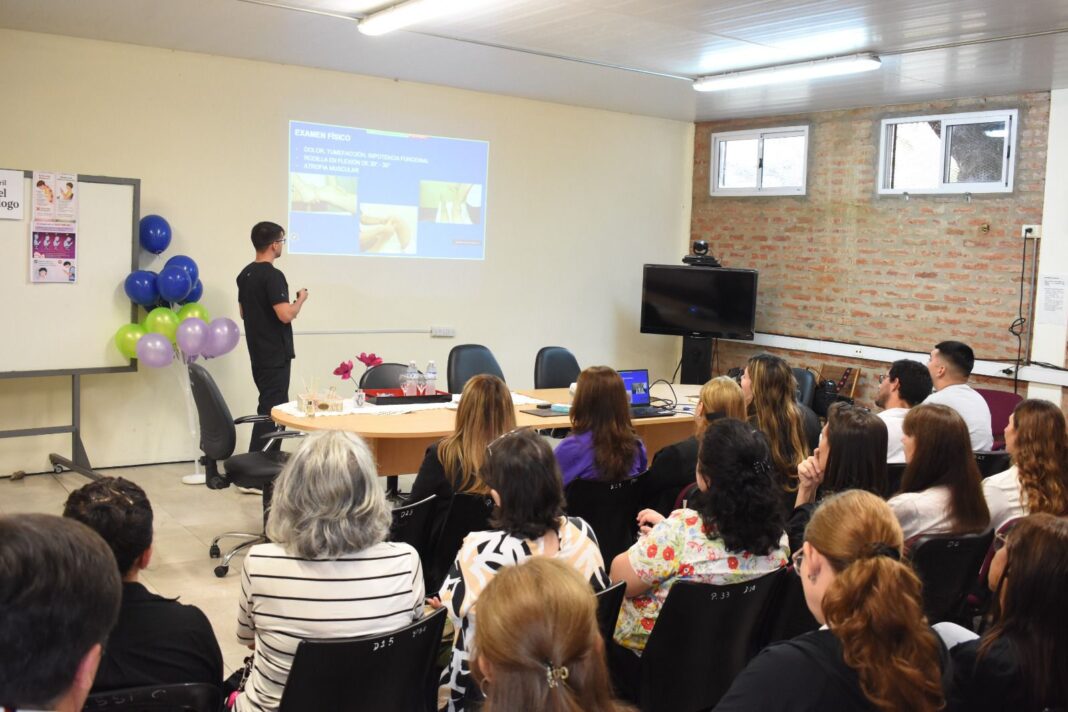 Profesionales de la salud participando en una jornada de capacitación en un hospital