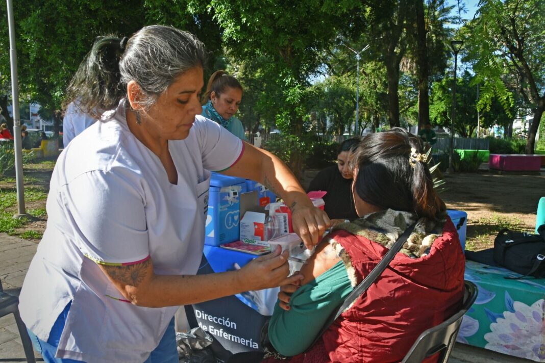 Personas en la Plaza 25 de Mayo de Resistencia durante jornada de vacunación gratuita