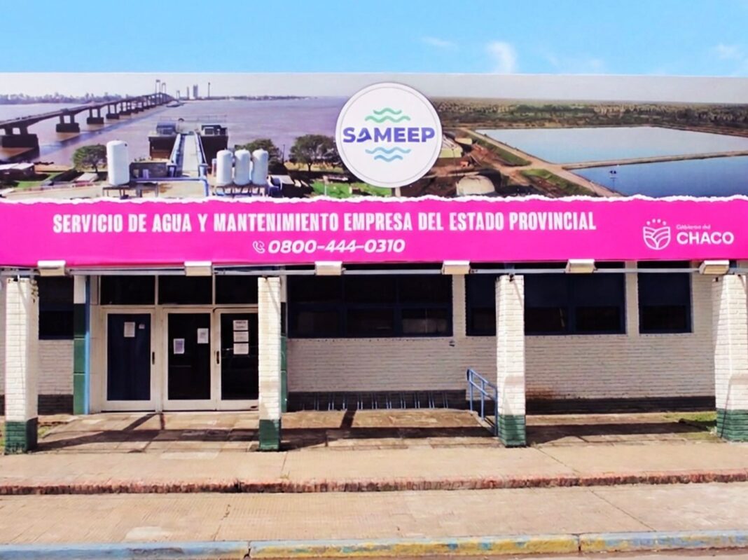 Trabajadores de SAMEEP realizando mantenimiento en infraestructura hídrica