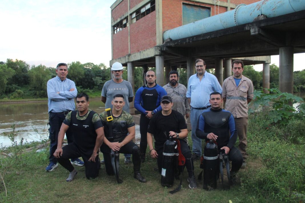 Trabajadores de SAMEEP realizando tareas de mantenimiento en infraestructura hídrica