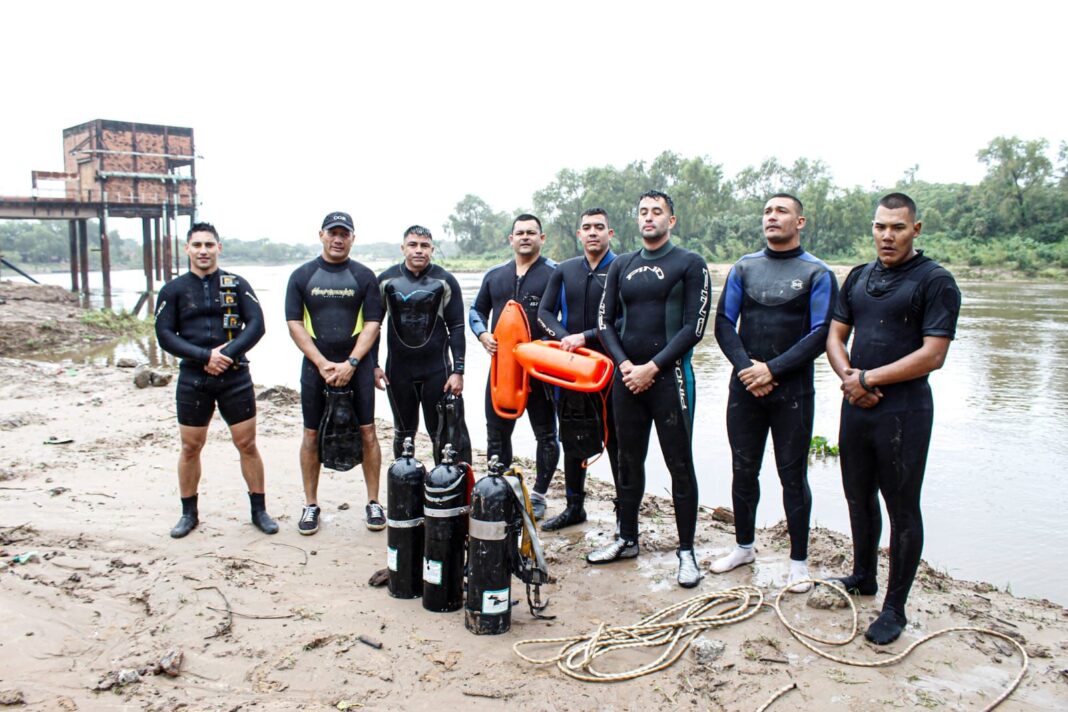 Trabajadores de SAMEEP realizando tareas de mantenimiento en infraestructura hídrica.