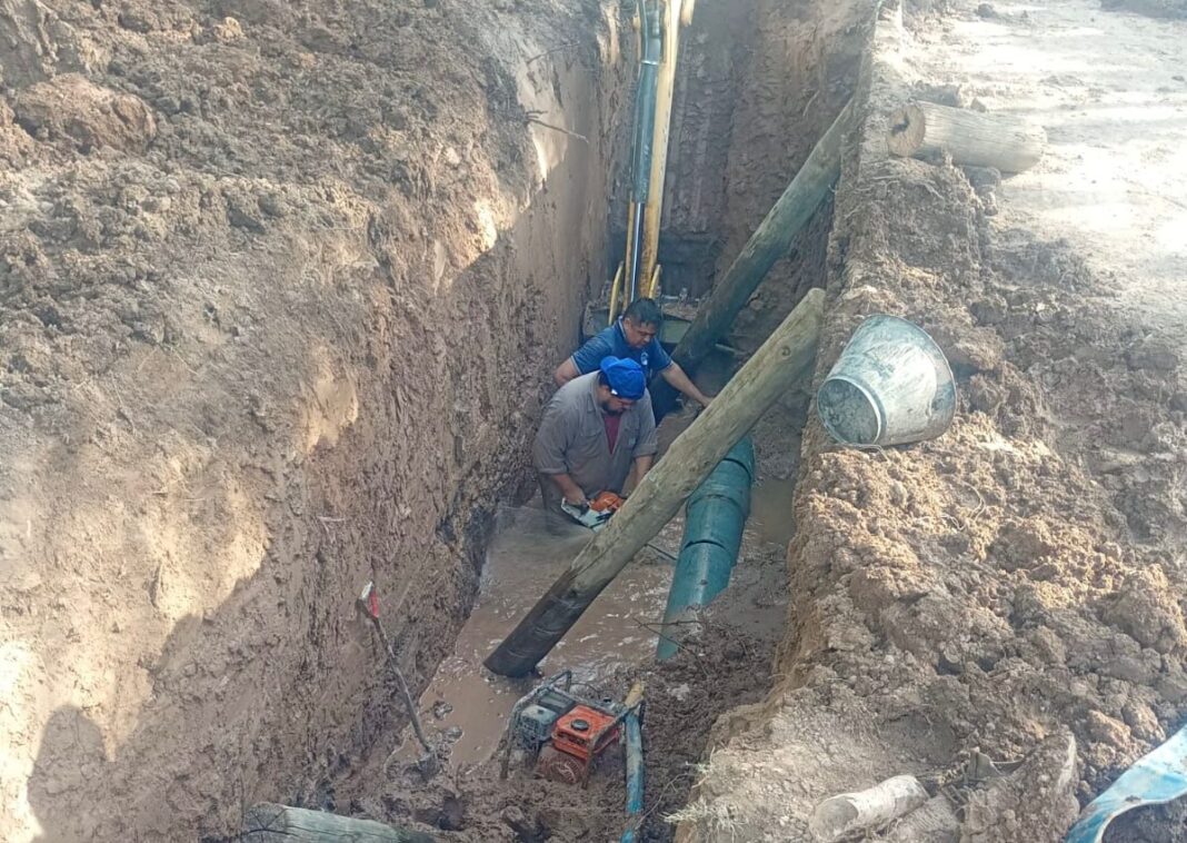 Trabajadores de SAMEEP realizando tareas de mantenimiento en una cañería de agua.