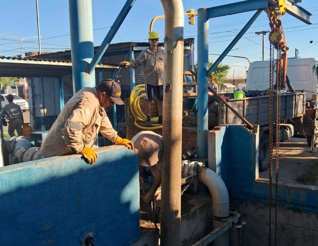 Trabajadores de SAMEEP realizando tareas de mantenimiento en una red de agua en el Chaco