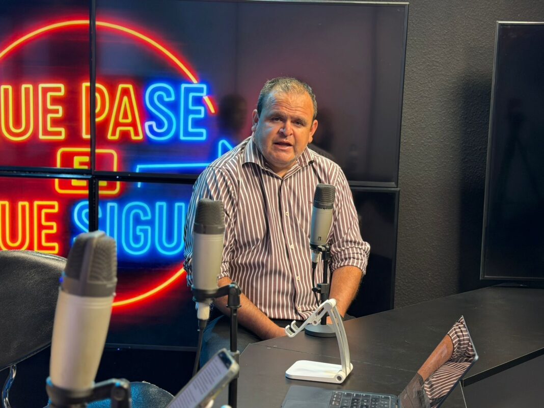 Vocal de SAMEEP, Rubén Custiniano, durante una entrevista explicando la situación del servicio de agua.