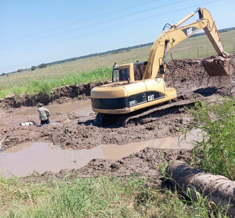 Trabajos de reparación y mantenimiento en infraestructura hídrica a cargo de SAMEEP en la provincia del Chaco.