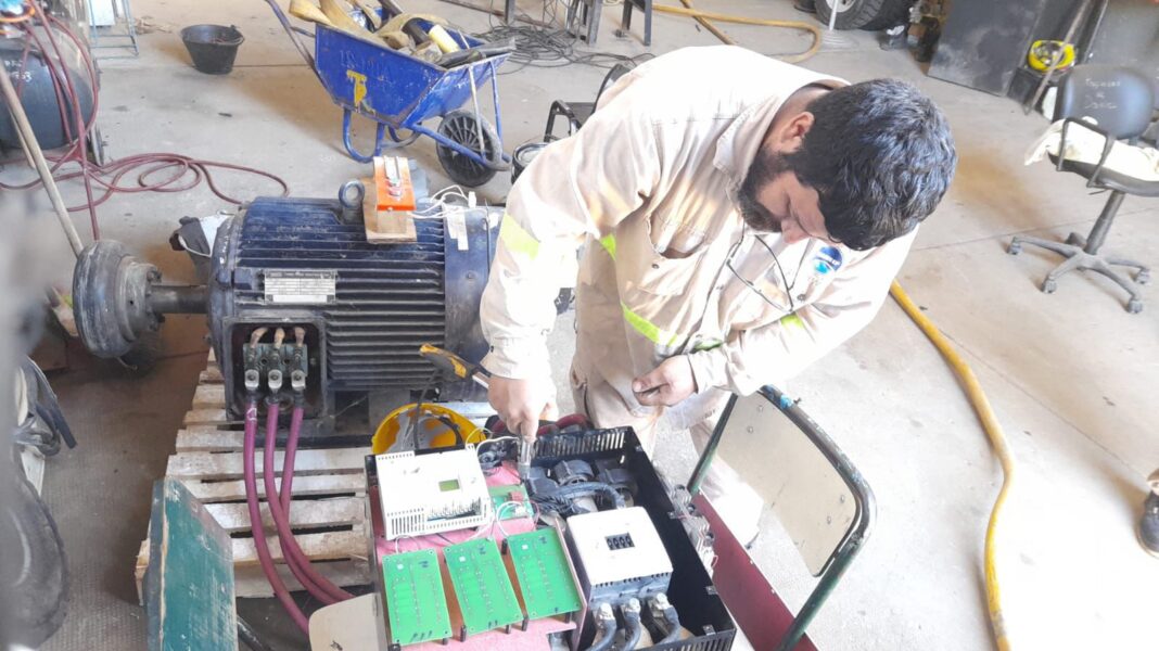 Trabajadores de SAMEEP realizando tareas de mantenimiento en infraestructura hídrica