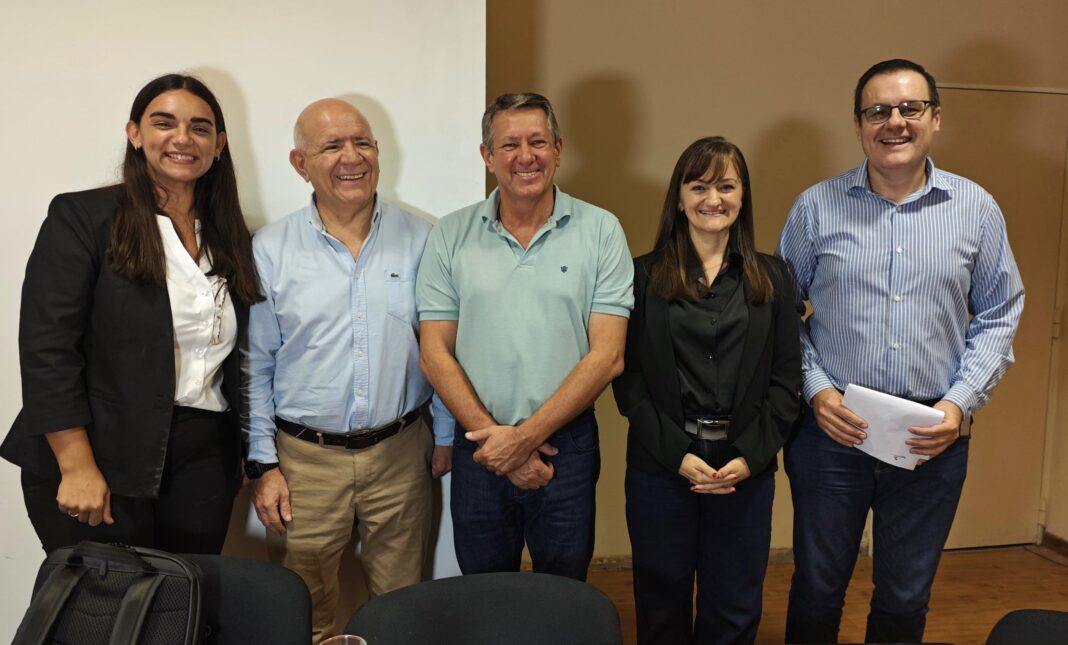 Trabajadores de Secheep realizando tareas de mantenimiento en infraestructura eléctrica.