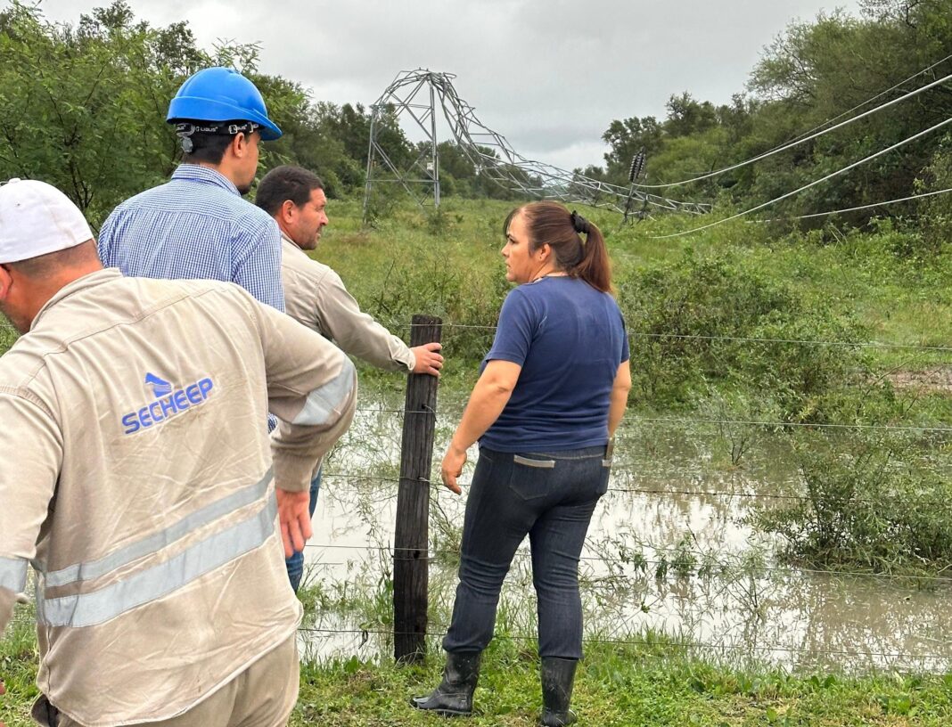 Técnicos de Secheep realizando trabajos de reparación en la red eléctrica.