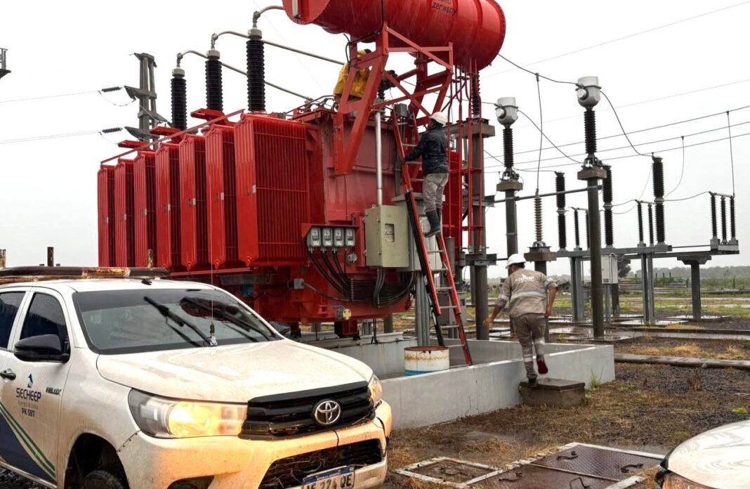 Operarios de SECHEEP trabajando en zonas anegadas del Chaco