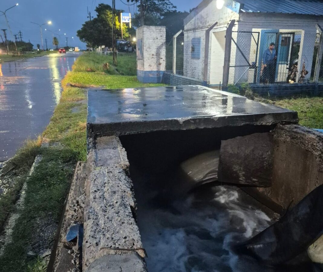 Operativo de control y bombeo en una estación de drenaje del Gran Resistencia tras las lluvias.