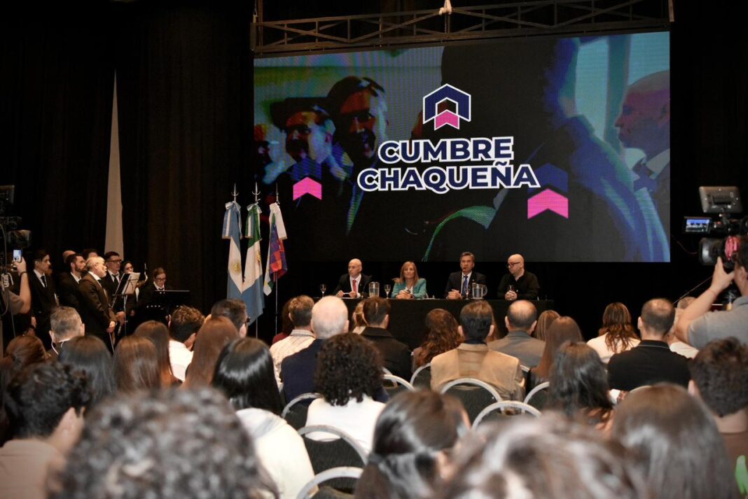 Autoridades durante la apertura de la 3ra Cumbre Chaqueña de Ciencia, Tecnología e Innovación en el Gala Hotel de Resistencia.
