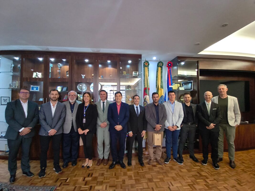 Autoridades universitarias de la UCS, UTN y UNCAus durante reunión de intercambio académico