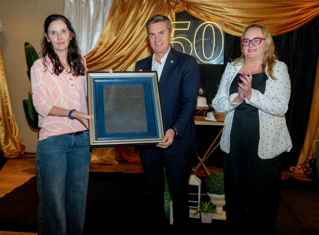 Gobernador Leandro Zdero en acto del 50° aniversario del Jardín de Infantes N° 20 en Pampa del Infierno.