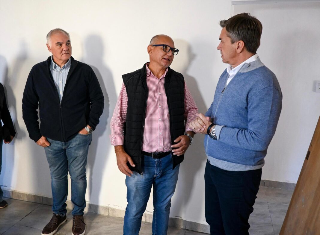 Gobernador Leandro Zdero durante anuncio de reactivación de viviendas en General San Martín