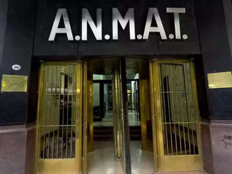 Envase de medicamento con código QR impreso, representando la nueva normativa de ANMAT en Argentina
