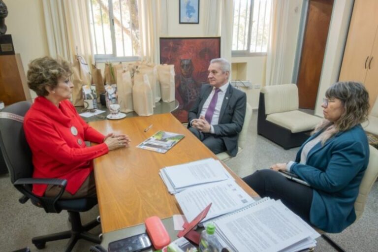 Firma de convenio entre la Facultad de Humanidades de la UNNE y la Unidad Ejecutora de la sentencia por la Masacre de Napalpí