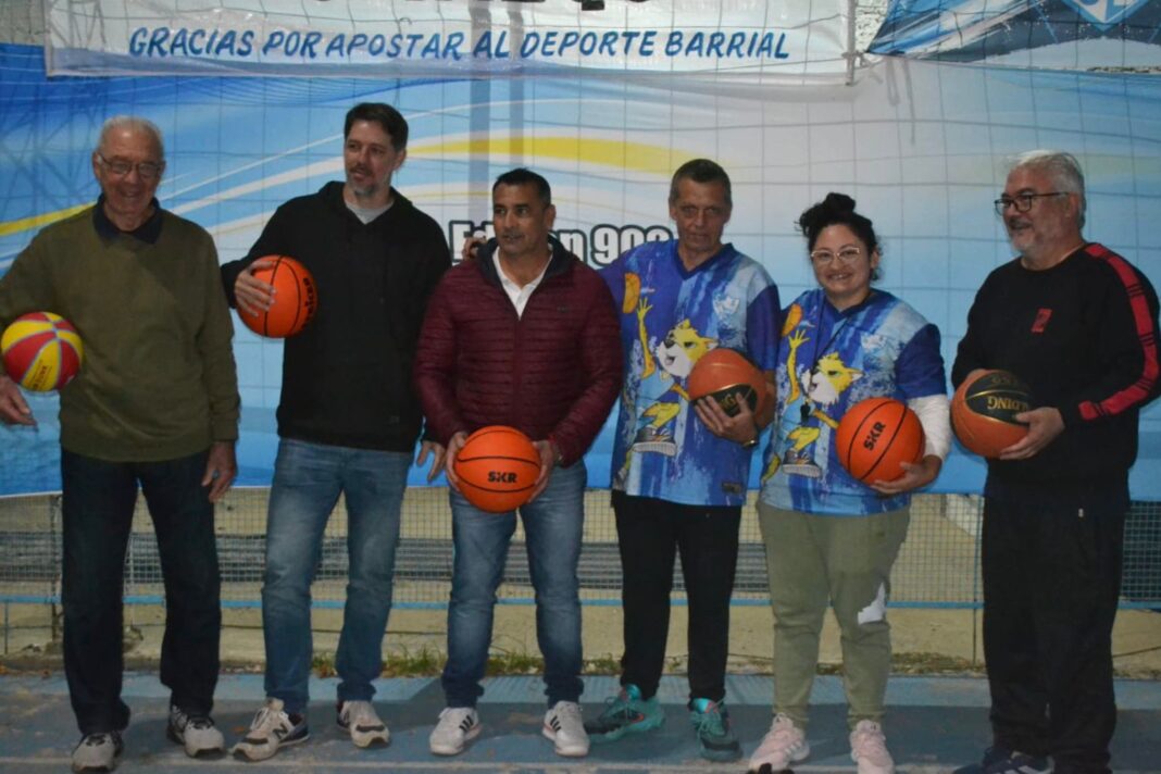 Autoridades provinciales y referentes del básquet durante la visita al Club Villa Libertad de Resistencia