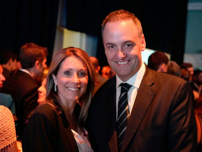 Manuel Adorni y su esposa Bettina Angeletti en imagen de archivo