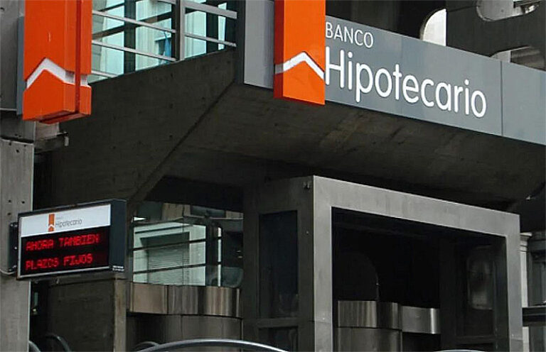 Trabajadores bancarios en protesta con carteles de la Asociación Bancaria