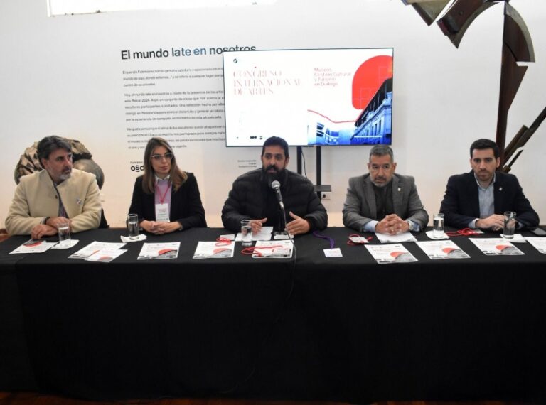 Presentación del V Congreso Internacional de Artes en Resistencia, con autoridades provinciales y académicas