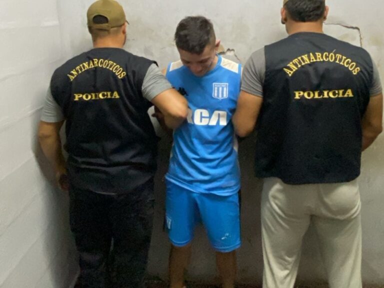 Efectivos policiales realizan un operativo en la vía pública en Resistencia
