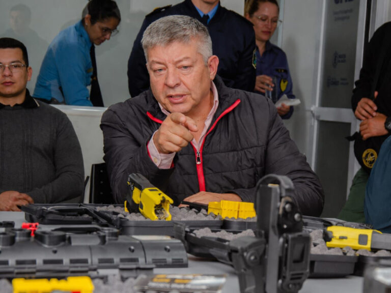 Presentación de las primeras pistolas Taser para la Policía del Chaco