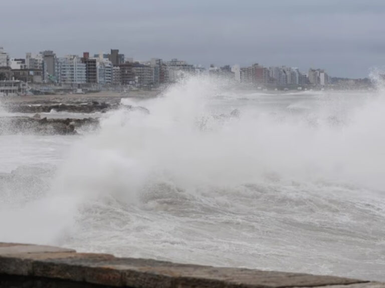 Olas gigantes impactan la costa bonaerense durante el ciclón extratropical