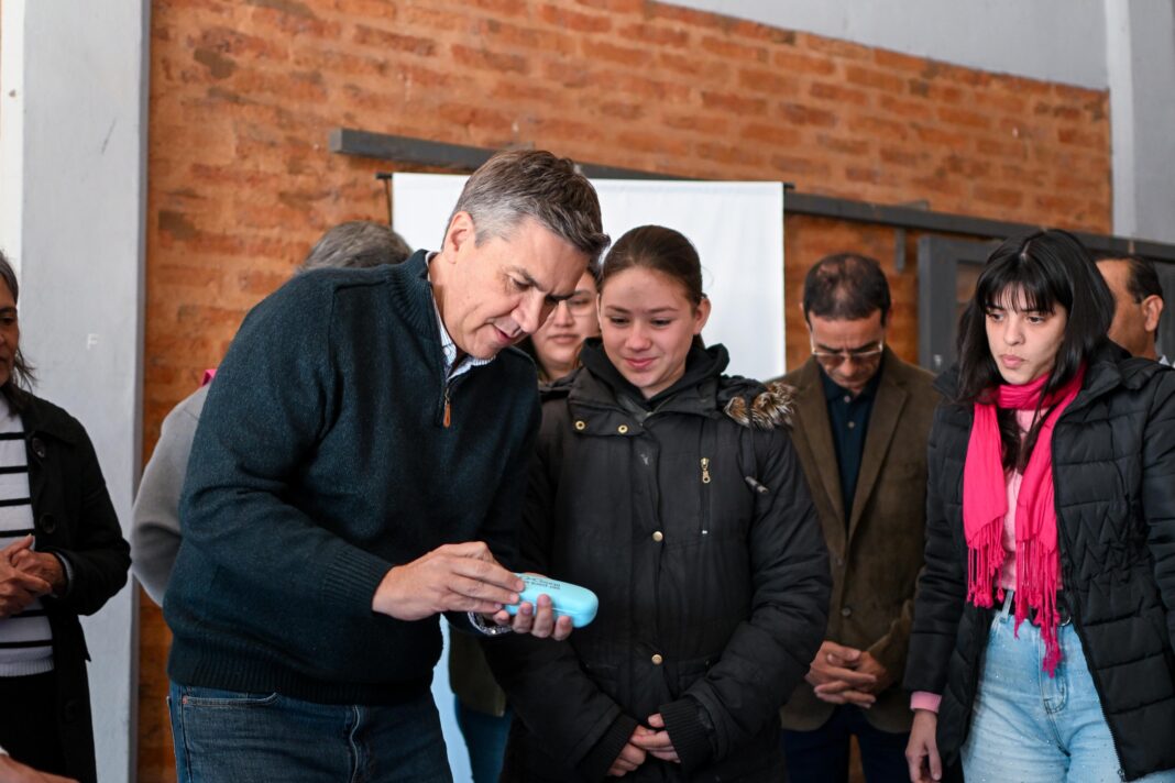 Gobernador Leandro Zdero durante su visita a Colonia Elisa por el programa Ver para Ser Libres
